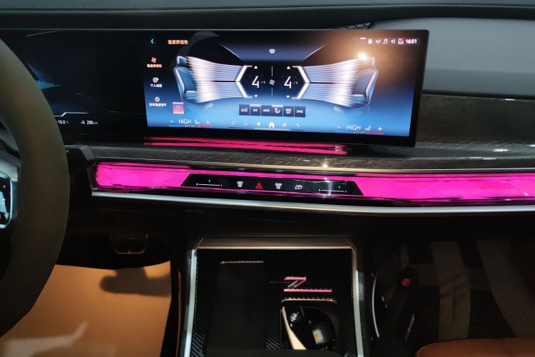 BMW i7 2025 car image #13