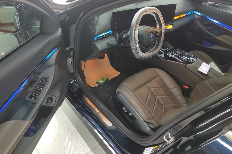 BMW i5 2024 car image #13