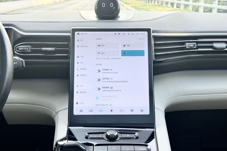 NIO ES8 2021 car image #13