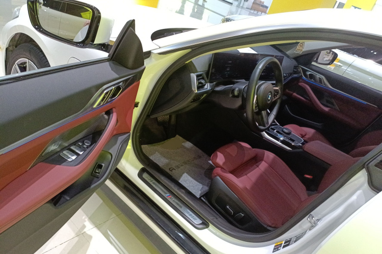 BMW i4 2025 car image #13