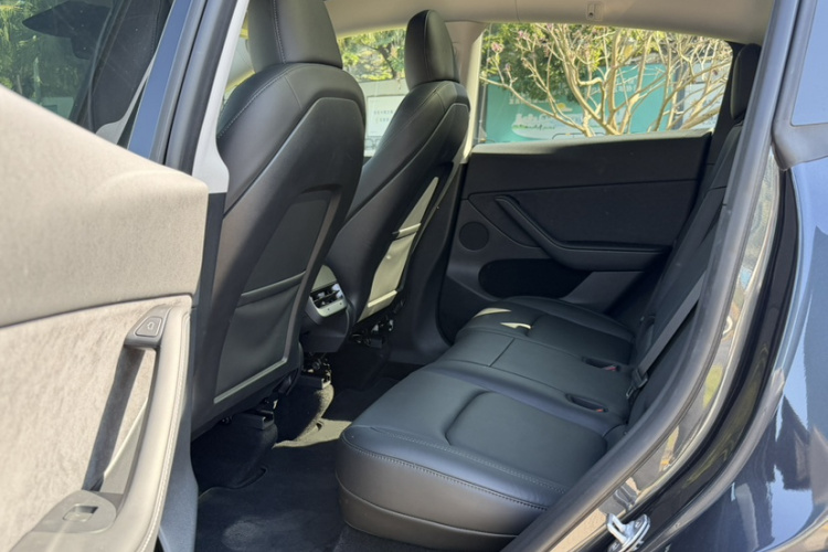 Tesla Model Y 2025 #13 Tesla Model Y 2025 car image #13
