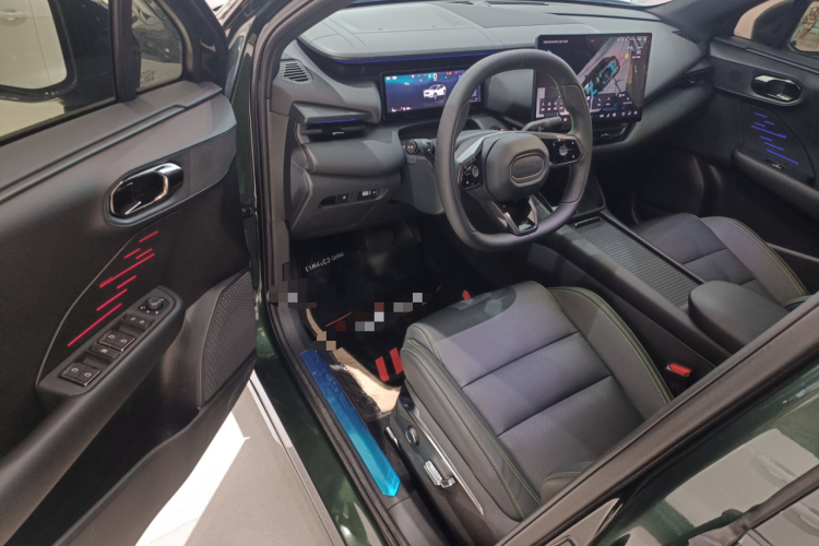 Lynk & Co 06 EM-P 2024 car image #13