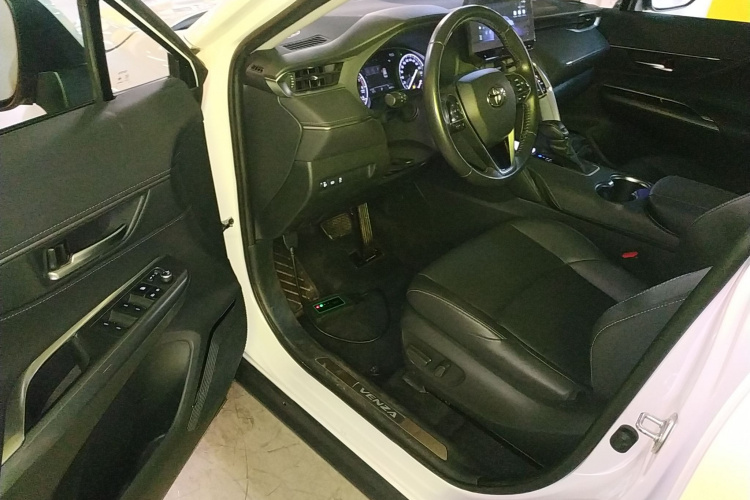 Toyota Venza 2024 صورة سيارة #13