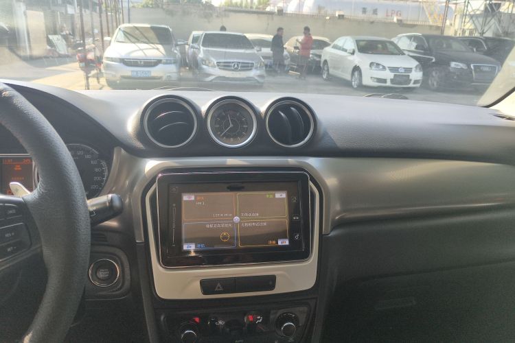 Suzuki Vitara 2016 car image #13