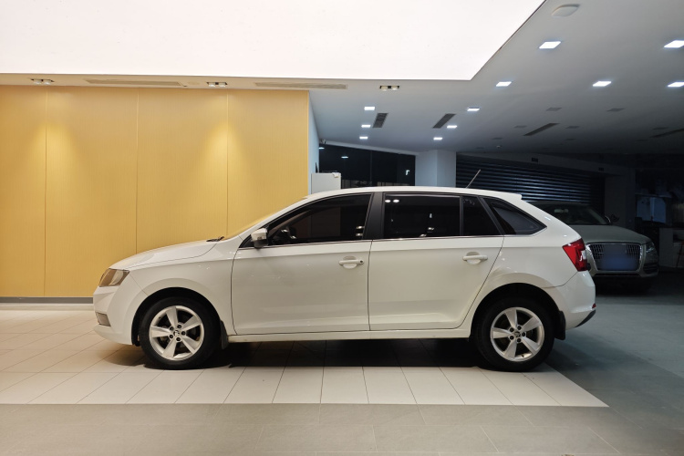 Skoda Rapid Spaceback 2019 car image #13