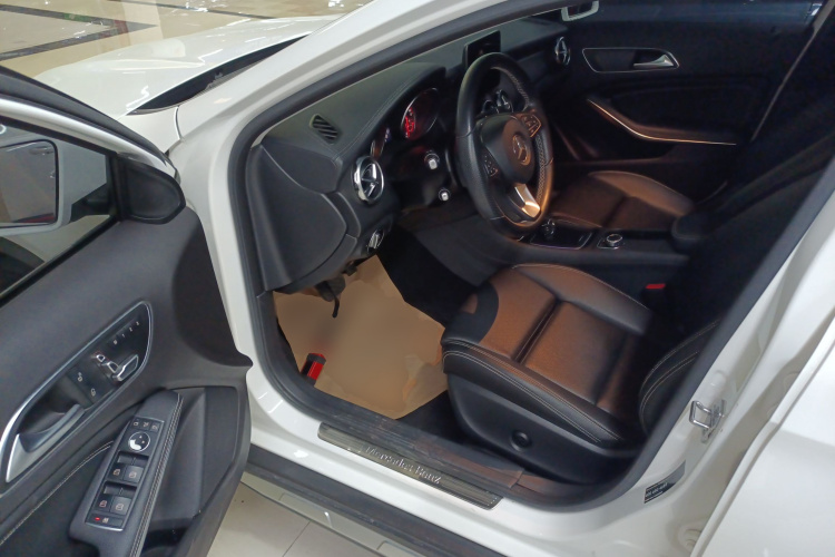 Mercedes-Benz GLA Class 2018 car image #13