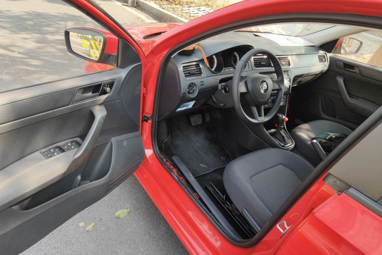 Skoda Rapid Spaceback 2018 car image #13