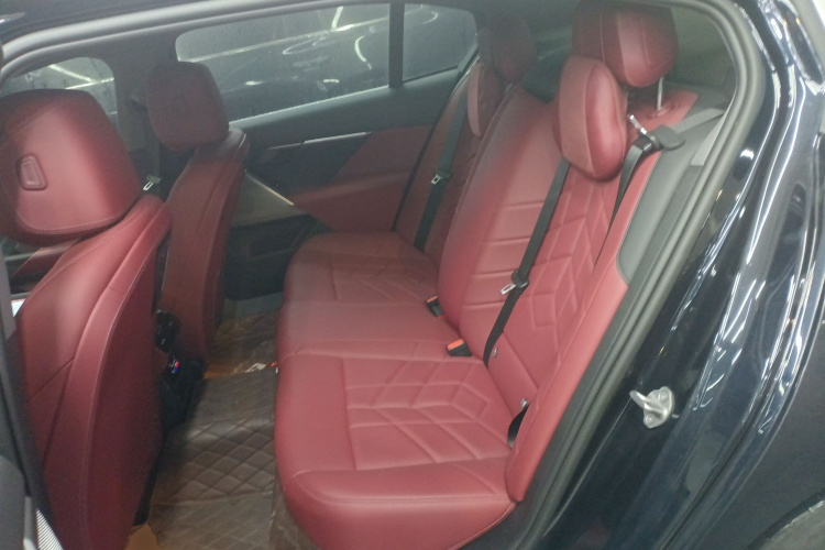 BMW i5 2024 car image #13