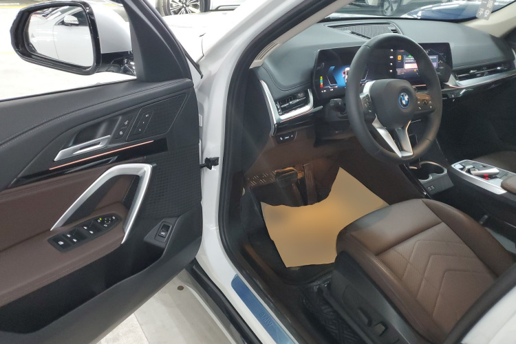 BMW iX1 2024 صورة سيارة #13