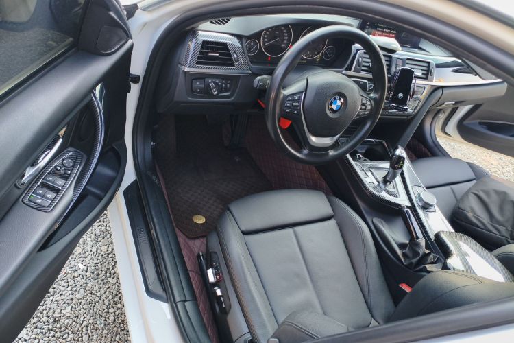 BMW 3 Series 2018 immagine di auto #13