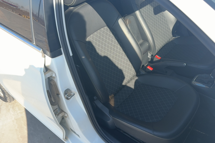 Skoda Rapid 2018 car image #13