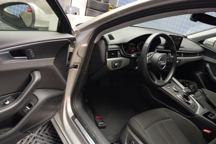Audi A4L 2018 car image #13