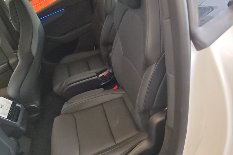 Tesla Model Y L 2025 image de voiture #13