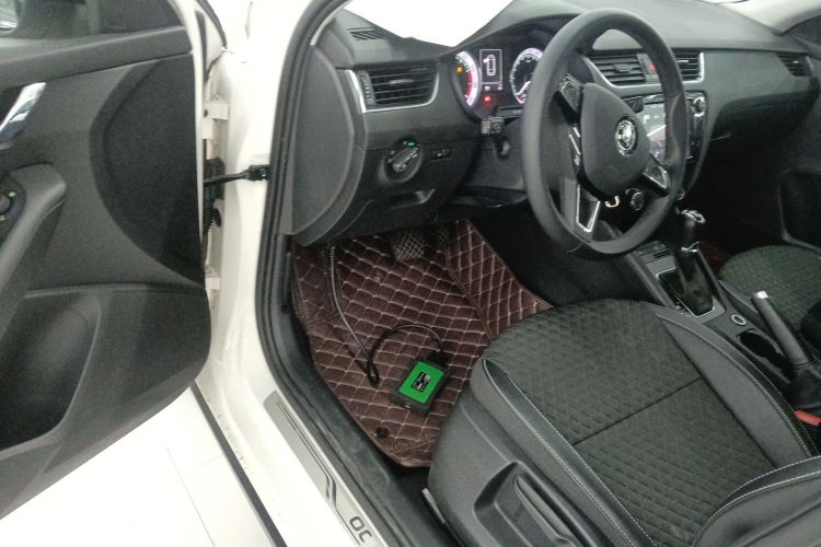 Skoda Octavia 2018 car image #13