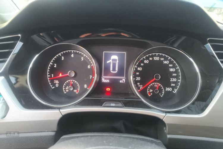 Volkswagen Touran 2019 car image #13