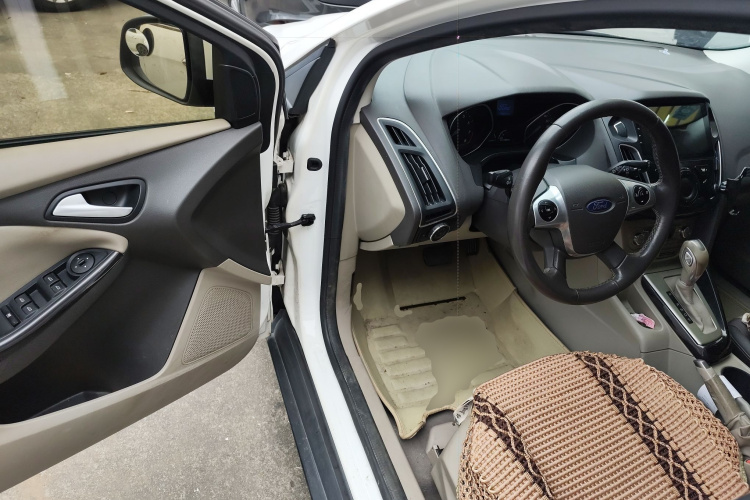 Ford Focus 2014 car image #13