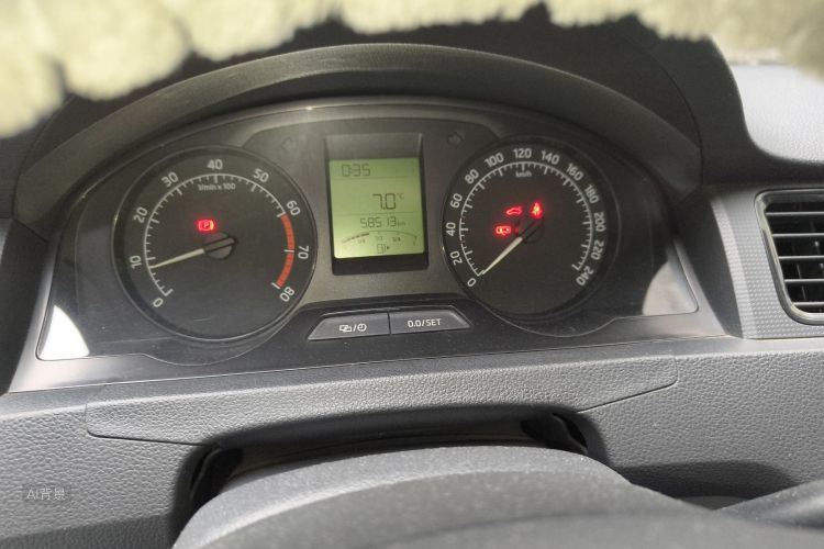 Skoda Rapid 2015 imagem de carro #13