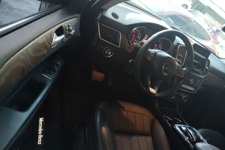 Mercedes-Benz GLE Class 2018 car image #13