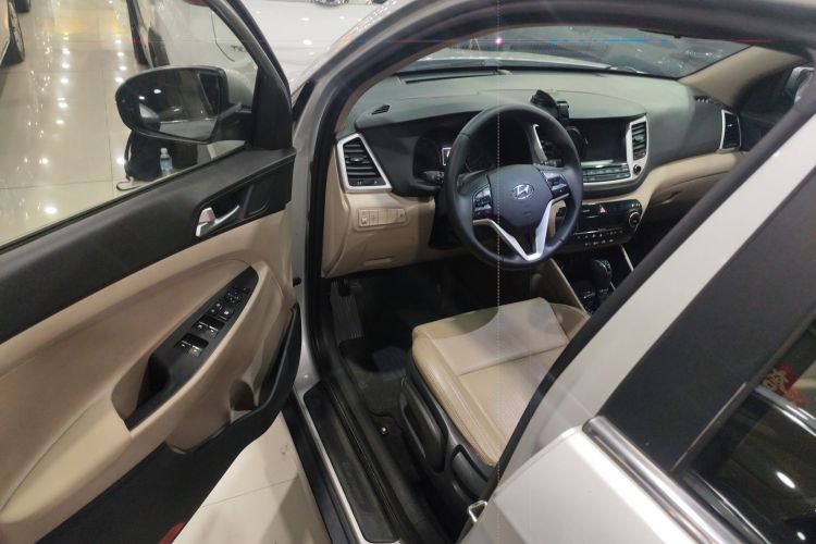 Hyundai Tucson 2017 car image #13