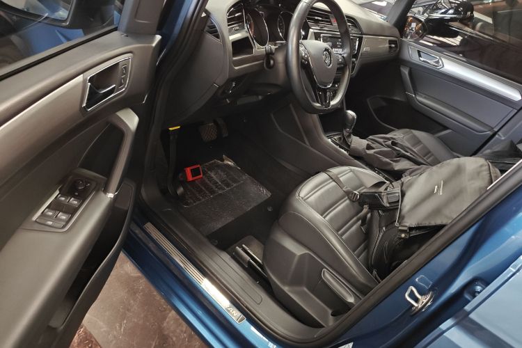 Volkswagen Touran 2018 car image #13