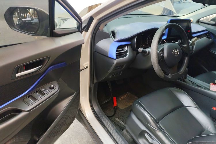 Toyota C-HR 2022 car image #13
