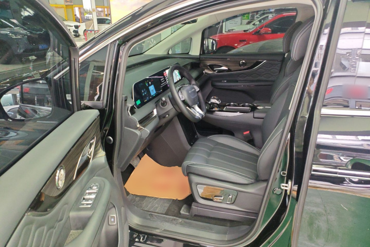 Forthing V9 2025 car image #13