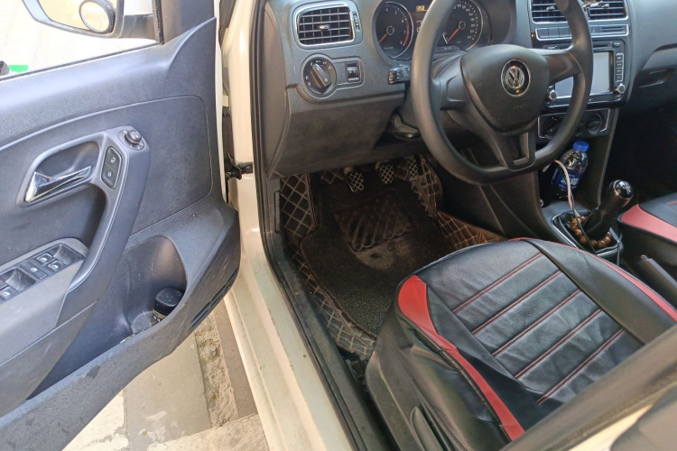 Polo 2015 car image #13