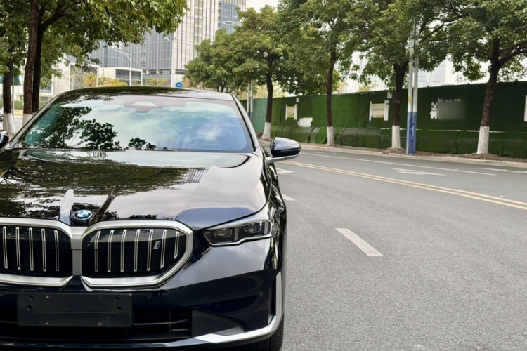 BMW i5 2024 car image #13