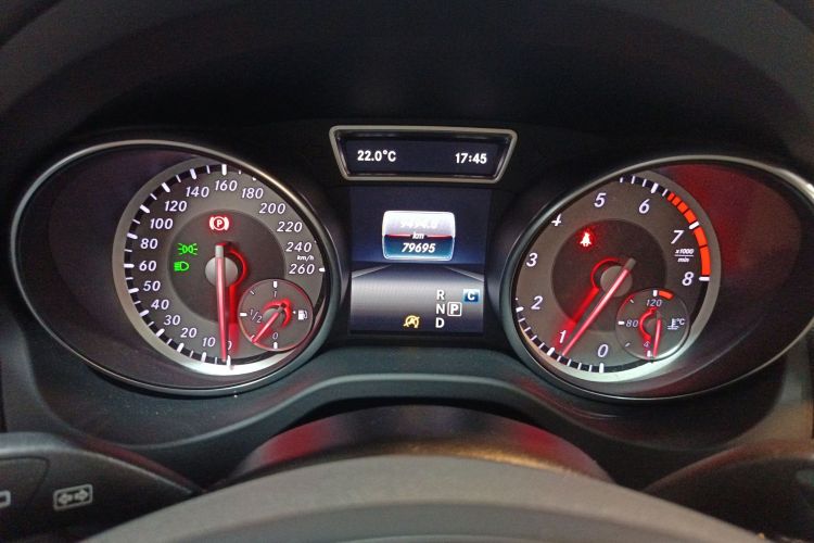 Mercedes-Benz GLA Class 2016 immagine di auto #13