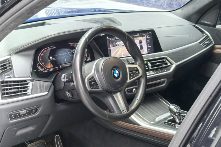 BMW X7 2020 car image #13