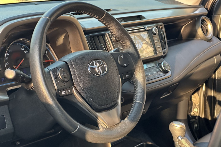Toyota RAV4 2015 car image #13