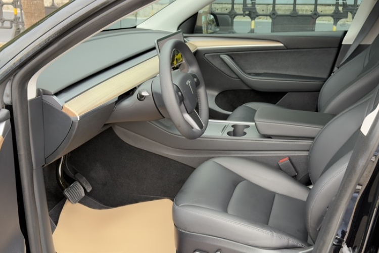 Tesla Model Y 2023 car image #13