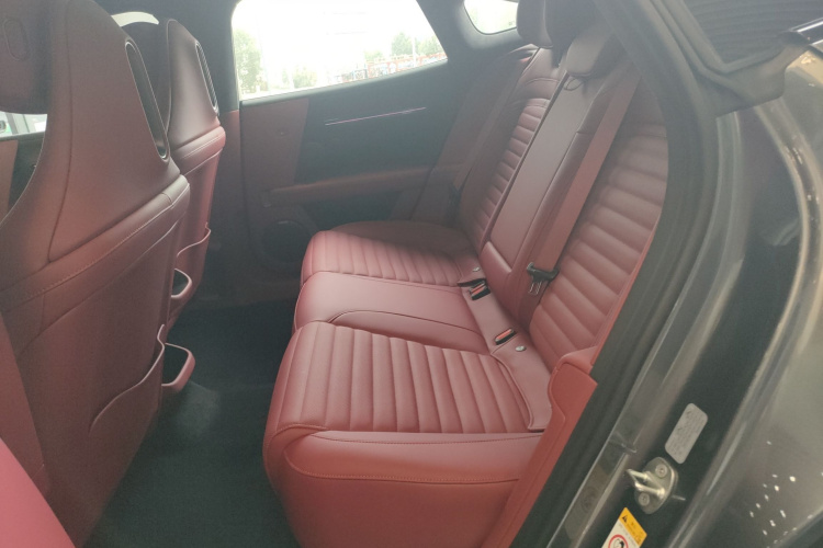 Avatr 06 2025 car image #13