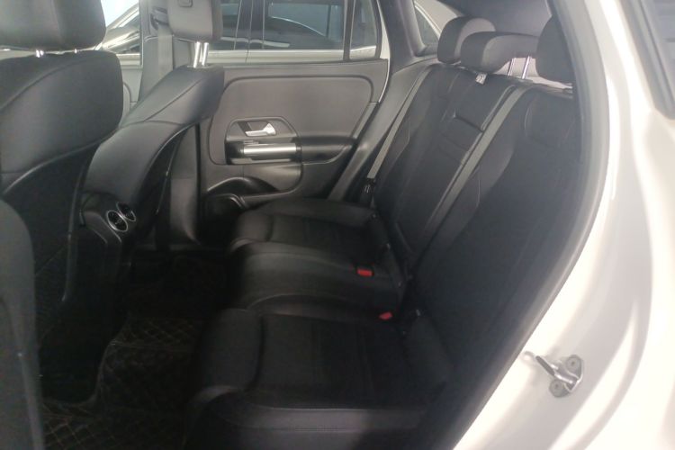 Mercedes-Benz GLA Class 2023 immagine di auto #13