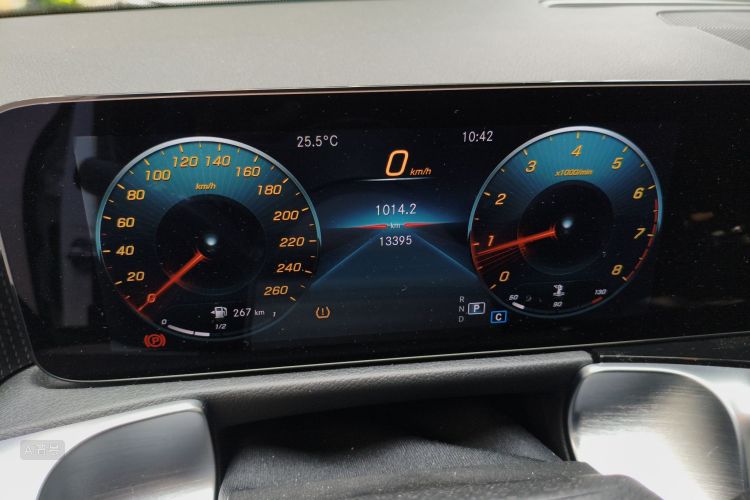 Mercedes-Benz GLB Class 2021 car image #13