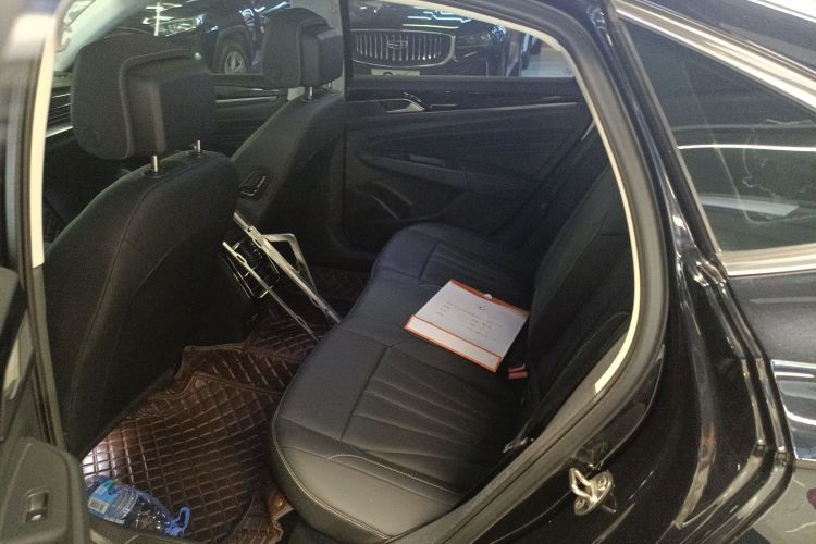 Volkswagen Passat 2025 immagine di auto #13