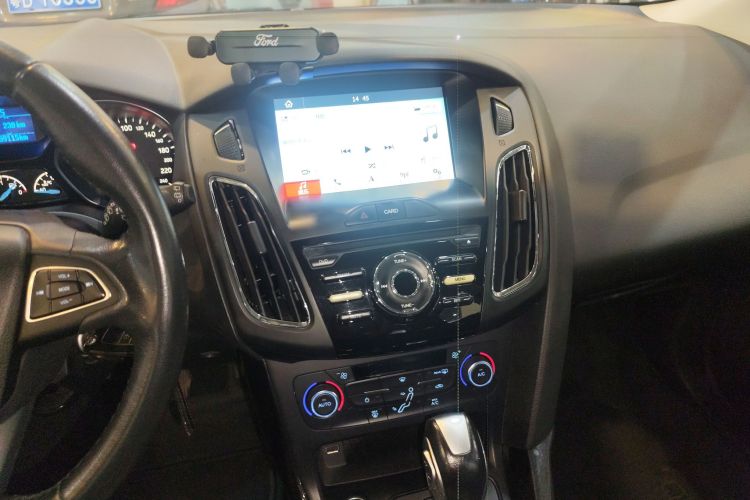 Ford Focus 2017 car image #13