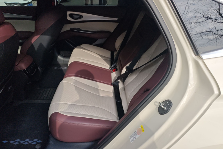 BYD Seal 07 DM-i 2024 صورة سيارة #13