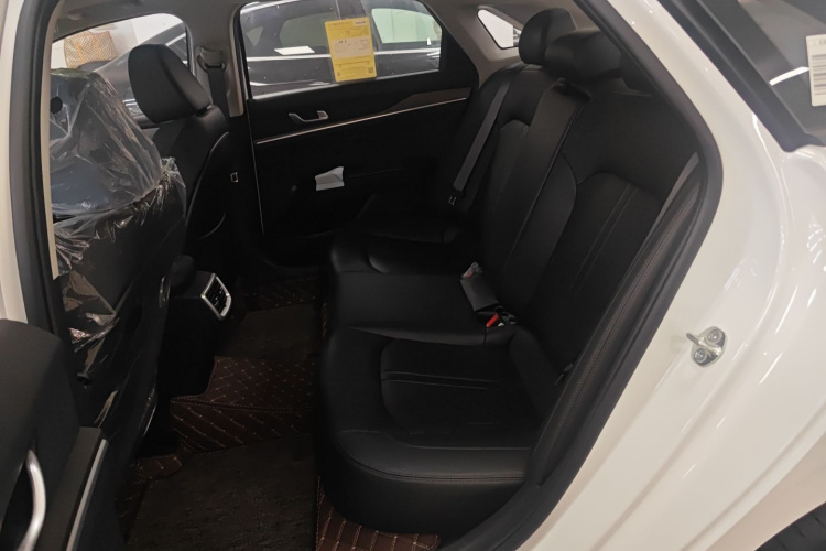 Kia K5 2025 car image #13