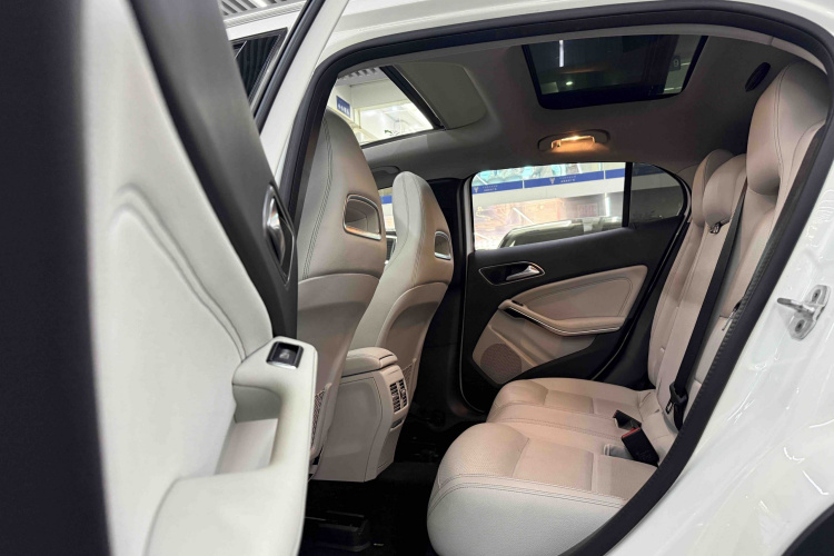 Mercedes-Benz GLA Class 2015 immagine di auto #13