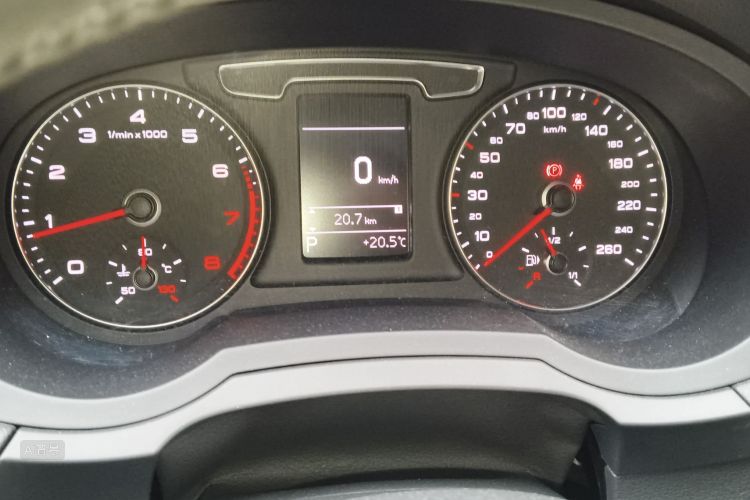 Audi Q3 2018 car image #13