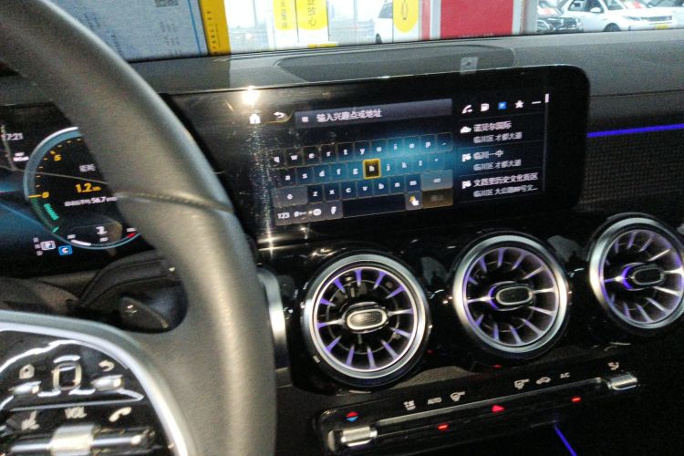 Mercedes-Benz GLB Class 2023 car image #13