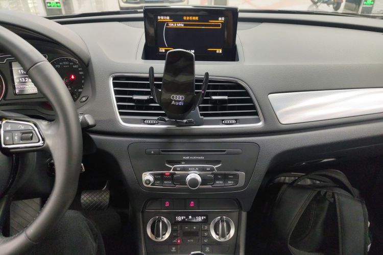 Audi Q3 2015 car image #13