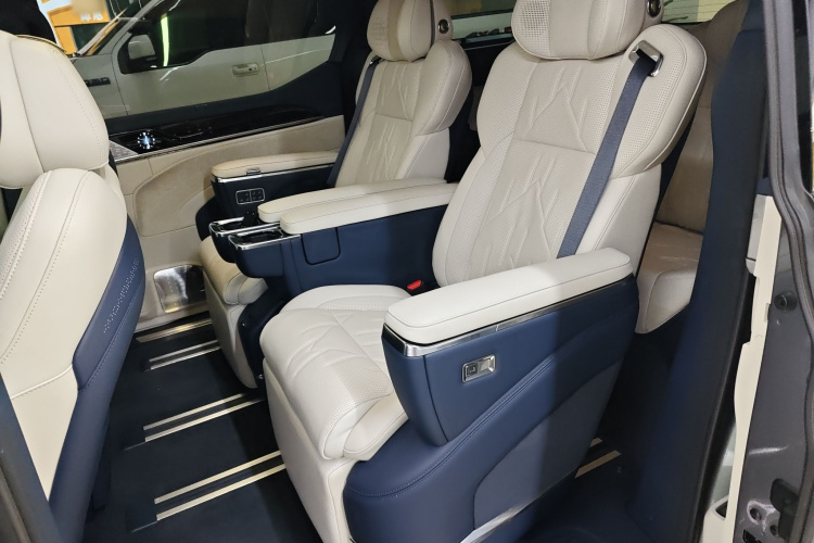 Zeekr 009 2025 car image #13