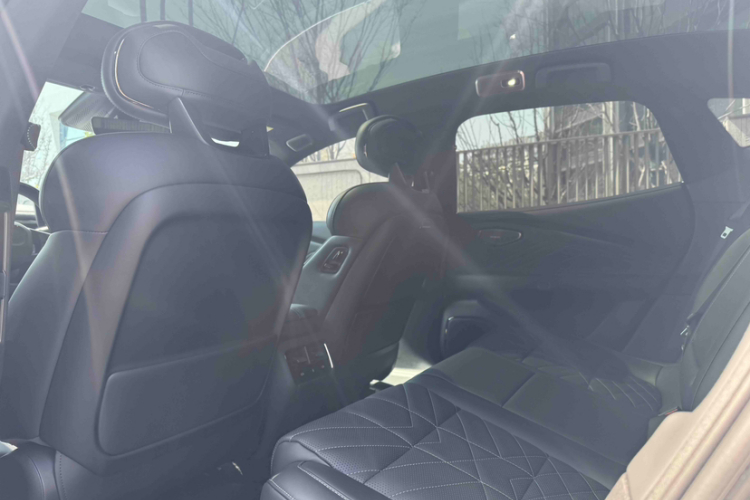 Lynk & Co 10 EM-P 2025 car image #13