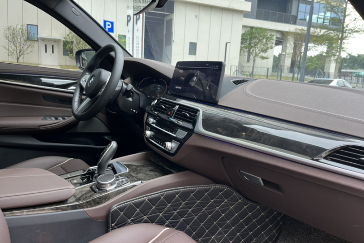 BMW 5 Series 2024 car image #13