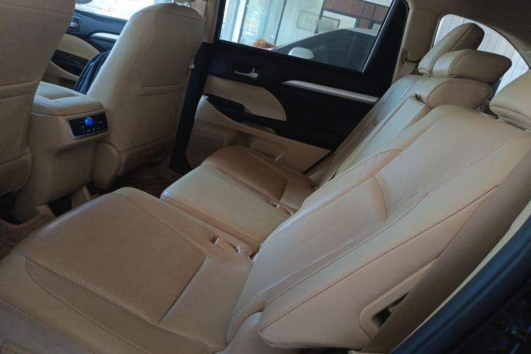 Toyota Highlander 2020 car image #13