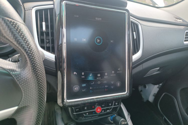 SWM X7 2020 car image #13