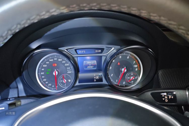 Mercedes-Benz GLA Class 2019 immagine di auto #13