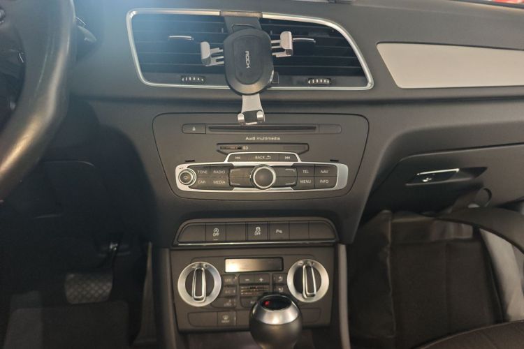 Audi Q3 2016 car image #13